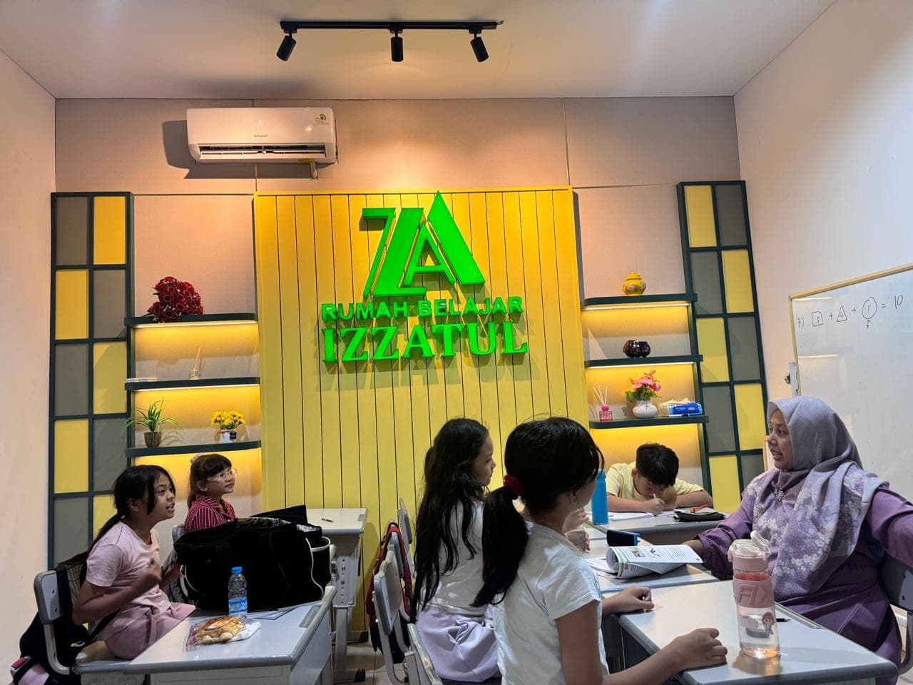 Kegiatan belajar di Rumah Belajar Izzatul